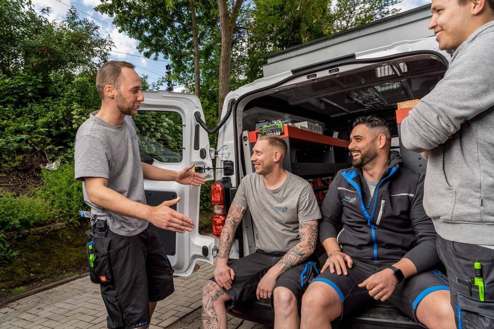 Kollegen bei der Arbeit am Servicefahrzeug